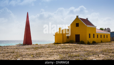 Capanne Slave presso le miniere di sale di Bonaire. Foto Stock