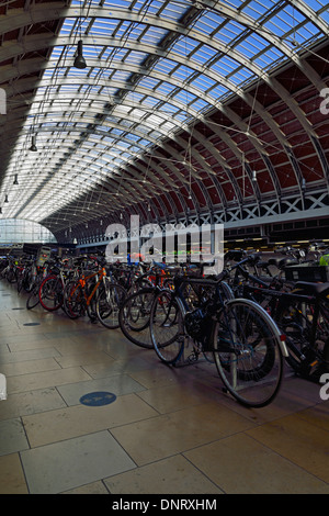 Memorizzazione del ciclo, la stazione di Paddington, London W2, Regno Unito Foto Stock