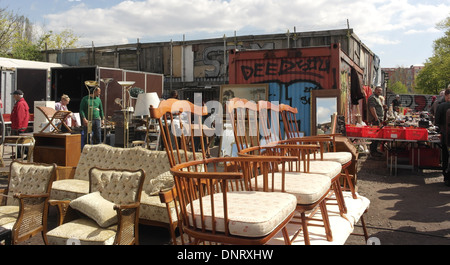 Imbottiti sedie bianche e dipinto di blu tabella nel paese sala da pranzo  con blue+bianco carta da parati Foto stock - Alamy