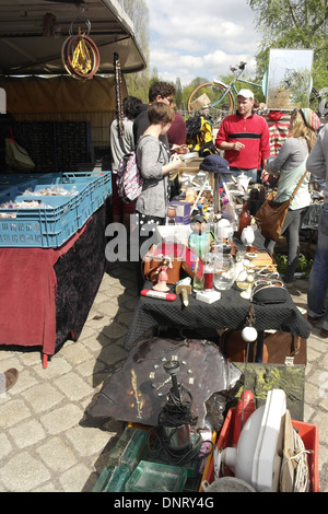 Ritratto Solare, a persone che parlano il fornitore, stallo con la vecchia macchina fotografica, occhiali da sole, scarpe, ornamenti, Mauerpark Mercato delle Pulci, Berlino Foto Stock