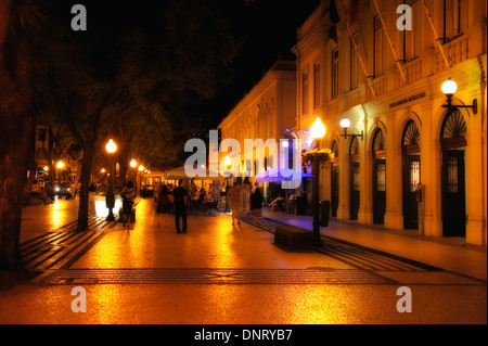 Funchal Madeira. Strada illuminata e caffetteria all'aperto Ristorante Foto Stock