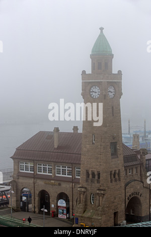 Il vecchio tunnel Elba nella nebbia, Amburgo, Germania Foto Stock