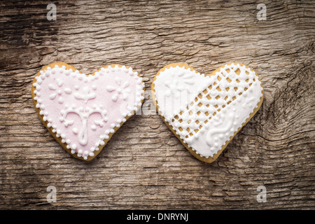 Due cuore decorativo i cookie su texture di sfondo di legno Foto Stock