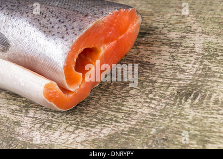 Salmone fresco rustico weathered tagliere in legno Foto Stock