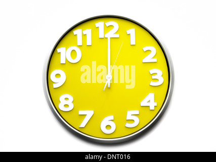 Giallo orologio mezzogiorno ore 12 l'orologio batte dodici ore 24.00 00.00 Foto Stock