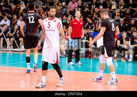 Ludwigsburg, Germania. 05 gen 2014. La Turchia Hasan Yesilbudak (2-L) e Burutay Subasi (R) reagisce di fronte la Turchia allenatore Emanuele Zanini (M) durante la Coppa del Mondo il qualificatore di partita di pallavolo tra la Turchia e la Germania a MHP Arena in Ludwigsburg, Germania, 05 gennaio 2014. Foto: SEBASTIAN KAHNERT/dpa/Alamy Live News Foto Stock