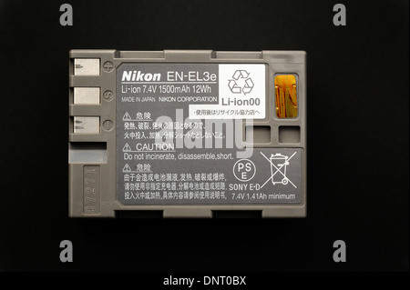 La parte inferiore di Nikon Li-ion batteria fotocamera pack Foto Stock