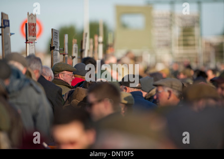 Un bookie prendere soldi dalla folla di persone all'Horse Racing. Foto Stock