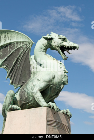 Statua del drago di guardia ponte sopra il fiume Ljubljanica a Ljubljana, Slovenia Foto Stock