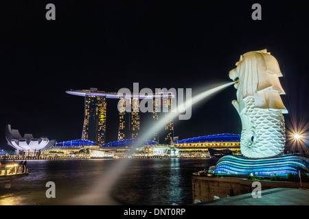 Vista notturna di Marina Bay, Singapore Foto Stock