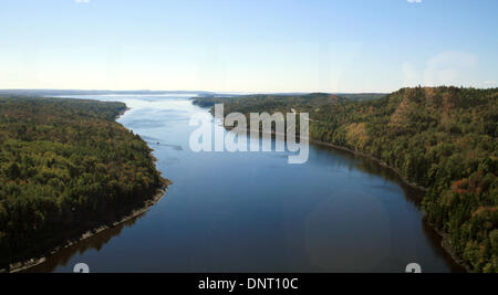 Vista del fiume Penobscot dal piede di Penobscot Narrows Bridge vicino a Bucksport, Maine, Stati Uniti d'America, 28 settembre 2013. Foto: Nico Esch - NESSUN SERVIZIO DI FILO Foto Stock