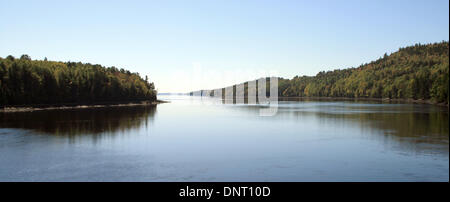 Vista del fiume Penobscot dal piede di Penobscot Narrows Bridge vicino a Bucksport, Maine, Stati Uniti d'America, 28 settembre 2013. Foto: Nico Esch - NESSUN SERVIZIO DI FILO Foto Stock