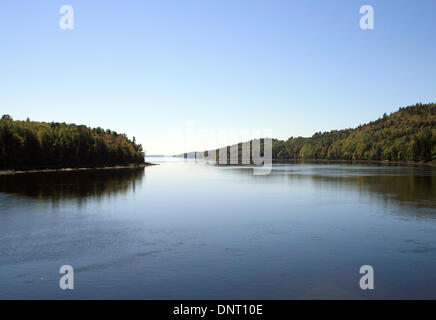 Vista del fiume Penobscot dal piede di Penobscot Narrows Bridge vicino a Bucksport, Maine, Stati Uniti d'America, 28 settembre 2013. Foto: Nico Esch - NESSUN SERVIZIO DI FILO Foto Stock