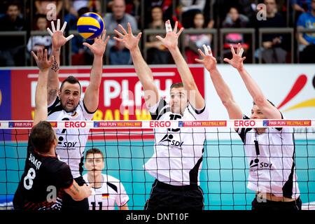 Ludwigsburg, Germania. 05 gen 2014. La Germania Gyoergy Grozer (2-L), Tim Broshog e Christian Fromm (R) in azione contro la Turchia Burutay Subasi (L) durante la Coppa del Mondo il qualificatore di partita di pallavolo tra la Turchia e la Germania a MHP Arena in Ludwigsburg, Germania, 05 gennaio 2014. Foto: SEBASTIAN KAHNERT/dpa/Alamy Live News Foto Stock