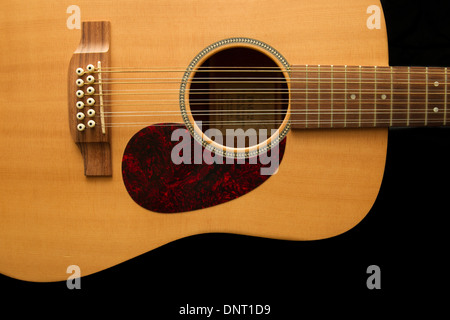 Chitarra acustica isolata su sfondo nero. Foto Stock