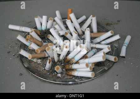 Mozziconi di sigarette al di fuori del Radisson Hotel Los Angeles, Stati Uniti d'America Foto Stock