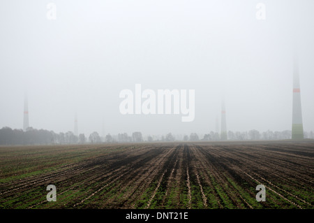 Per centrali eoliche in foggy meteo Foto Stock