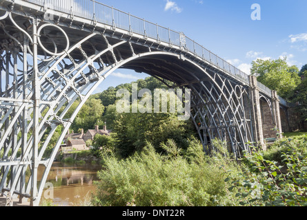 Il ponte di ferro che attraversa il fiume Severn nello Shropshire, Inghilterra, Regno Unito Foto Stock