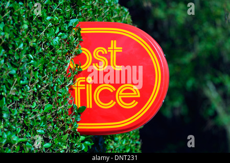 Post Office segno semi-nascoste in hedge. Bowness-on-Solway, Cumbria, England, Regno Unito, Europa. Foto Stock