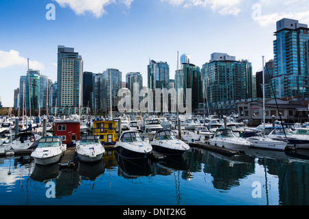 Yacht e case galleggianti in corrispondenza di Coal Harbour, Vancouver, British Columbia, Canada. Foto Stock