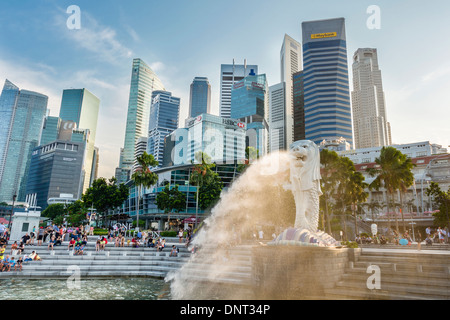 Edifici ad alta e il Merlion, Singapore Foto Stock