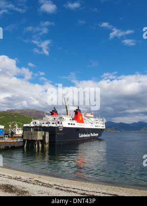 Caledonian MacBrayne traghetto "isola di Lewis' entrando in Ullapool, Loch Ginestra, Wester Ross, Scozia. Foto Stock