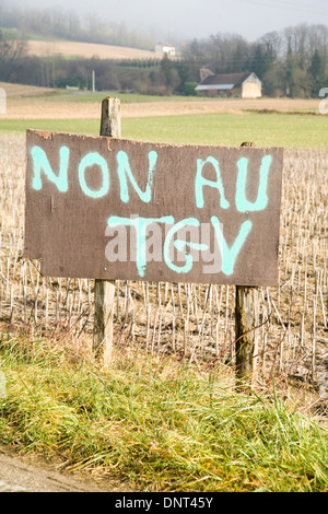 Segno che protestavano contro la proposta di percorso treno TGV ad alta velocità linea ferroviaria itinerario ferroviario attraverso terreni agricoli campagna francese. Francia Foto Stock