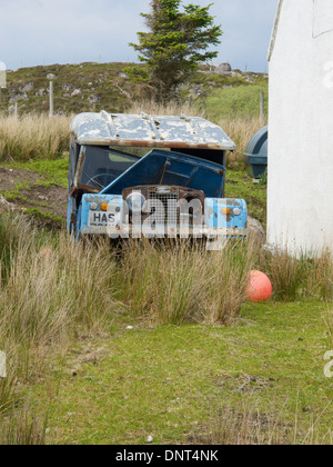 Cottage con terreni abbandonati Rover in giardino, vicino Redpoint, Loch Gairloch, Wester Ross, North West Highlands, Scozia. Foto Stock