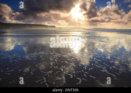 Inverno bassa marea vista del Watergate Bay,guardando verso Newquay, North Cornwall, England, Regno Unito Foto Stock