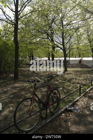 Noleggio incatenato al percorso-lato ringhiere metalliche, guardando attraverso gli alberi alti di tettoie bianco le bancarelle del mercato, Arkonaplatz, Berlino Foto Stock