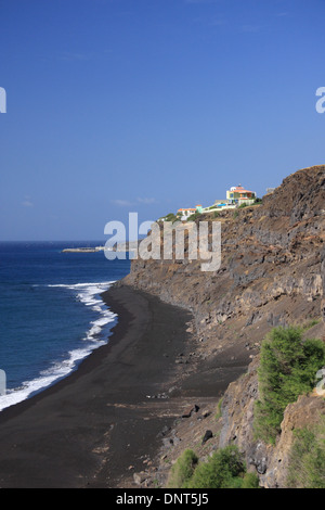 Spiaggia di sabbia nera nella città di Sao Filipe nell isola di Fogo nelle isole di Capo Verde. Foto Stock