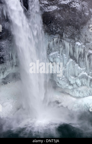 Snoqualmie cade in inverno tra neve e ghiaccio, Snoqualmie, Washington. Foto Stock