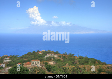 Guardando fuori dall'isola di Brava, al di sopra di Vila Nova Sintra, nell isola di Fogo, isole di Capo Verde. Foto Stock