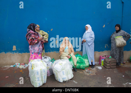 I fornitori locali a Tarajal di frontiera tra Ceuta provincia spagnola e il Marocco a nord punta occidentale dell'Africa. Foto Stock