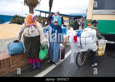 I fornitori locali a Tarajal di frontiera tra Ceuta provincia spagnola e il Marocco a nord punta occidentale dell'Africa. Foto Stock