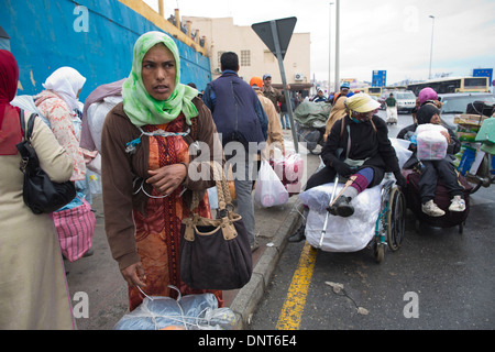 I fornitori locali a Tarajal di frontiera tra Ceuta provincia spagnola e il Marocco a nord punta occidentale dell'Africa. Foto Stock