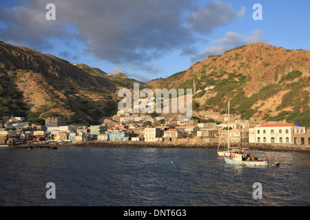 Il villaggio di porta di Furna sull isola di Brava, Capo Verde dove il traghetto dall'isola di Fogo docks. Foto Stock