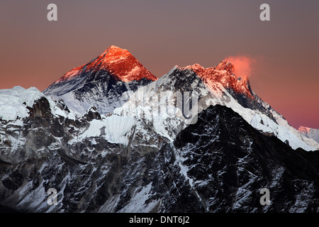 L'Everest, sul Nuptse e Lhotse visto al tramonto Da Gokyo Ri, Nepal Himalaya Foto Stock