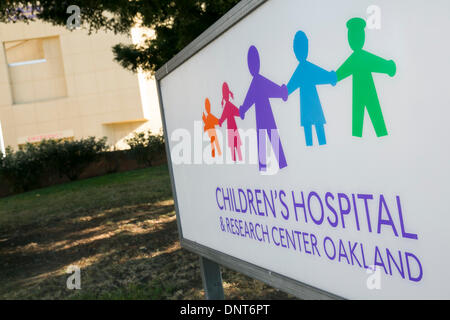 Oakland, CA, Stati Uniti d'America . 05 gen 2014. L'esterno dell'Ospedale dei bambini Oakland il 5 gennaio 2014 a Oakland, in California. L ospedale è attualmente impegnato in una battaglia legale su Jahi McMath, un 13-anno-vecchia ragazza che divenne brain dead dopo complicazioni di un intervento chirurgico per rimuovere il suo tonsille. L ospedale ha dichiarato morto McMath e si desidera rimuovere il suo dal ventilatore mantenendo la sua vita e la sua famiglia ha citato in giudizio per impedire il movimento. Credito: Kristoffer Tripplaar/Alamy Live News Foto Stock