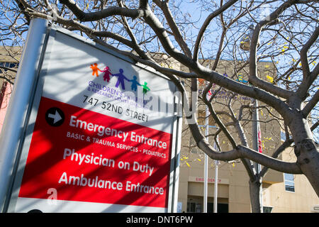 Oakland, CA, Stati Uniti d'America . 05 gen 2014. L'esterno dell'Ospedale dei bambini Oakland il 5 gennaio 2014 a Oakland, in California. L ospedale è attualmente impegnato in una battaglia legale su Jahi McMath, un 13-anno-vecchia ragazza che divenne brain dead dopo complicazioni di un intervento chirurgico per rimuovere il suo tonsille. L ospedale ha dichiarato morto McMath e si desidera rimuovere il suo dal ventilatore mantenendo la sua vita e la sua famiglia ha citato in giudizio per impedire il movimento. Credito: Kristoffer Tripplaar/Alamy Live News Foto Stock