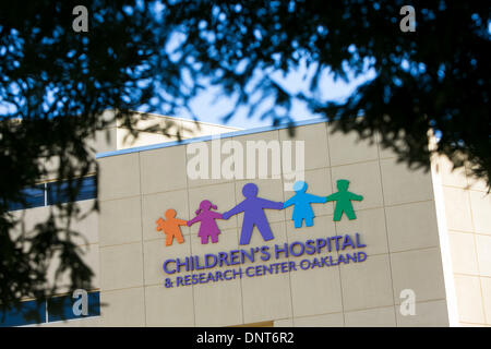 Oakland, CA, Stati Uniti d'America . 05 gen 2014. L'esterno dell'Ospedale dei bambini Oakland il 5 gennaio 2014 a Oakland, in California. L ospedale è attualmente impegnato in una battaglia legale su Jahi McMath, un 13-anno-vecchia ragazza che divenne brain dead dopo complicazioni di un intervento chirurgico per rimuovere il suo tonsille. L ospedale ha dichiarato morto McMath e si desidera rimuovere il suo dal ventilatore mantenendo la sua vita e la sua famiglia ha citato in giudizio per impedire il movimento. Credito: Kristoffer Tripplaar/Alamy Live News Foto Stock