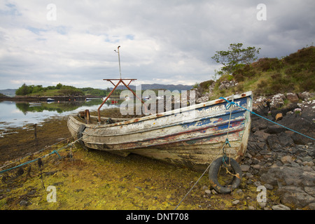 Barche abbandonate abbandonate a Badachro, Loch Gairloch, Wester Ross, Scozia Foto Stock