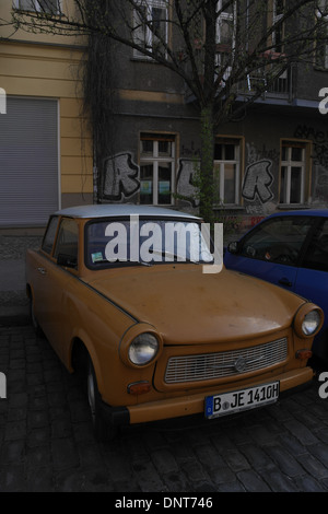 Orange tedesco orientale Trabant 601 auto parcheggiate davanti appartamento edificio, Immanuelkirchstrasse, vicino Greifswalder Strasse, Berlino Foto Stock