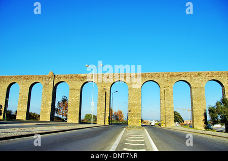 Antico Acquedotto Romano, Evora, Portogallo. Foto Stock