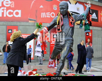 Lisbona, Panther". Gen 5, 2014. Un Benfica sostenitore mette un fiore sulla statua di fine portoghese giocatore di calcio Eusebio da Silva Ferreira, noto anche come il 'Black Panther', fuori la Luz stadium a Lisbona il 5 gennaio 2014. Eusebio da Silva Ferreira morì di cardio-polmonare arresto domenica mattina presto all'età di 71. Credito: Zhang Liyun/Xinhua/Alamy Live News Foto Stock