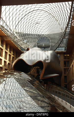 Ritratto Solare Frank Gehry è il titanio "Balena" scultura sotto tetto di vetro nell'atrio della DZ Bank, Pariser Platz, Berlin Foto Stock