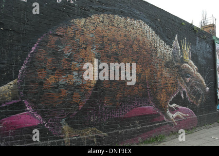 'Rat con corona' dipinta dal Team pazzesco artista di strada sul muro nero, Yaam, Galleria sul lato orientale Strelauer Platz 35, Berlino Foto Stock