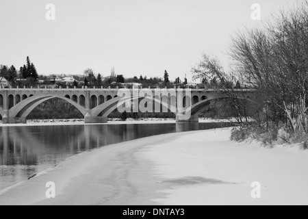 Una foto in bianco e nero dei congelati a sud del Fiume Saskatchewan e Università ponte di Saskatoon, Saskatchewan, Canada. Foto Stock