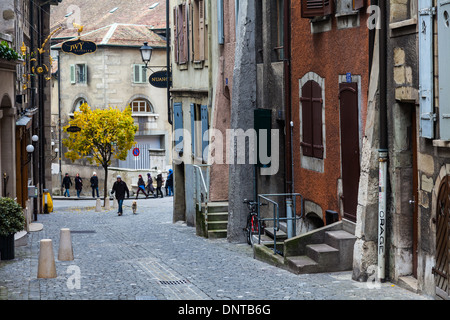 La gente che camminava nelle strette stradine della città vecchia di Ginevra Foto Stock