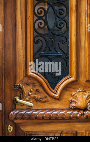 Immagine astratta di una decorativa della porta di entrata nella città vecchia di Ginevra, Svizzera Foto Stock